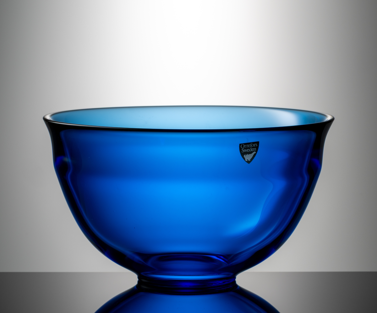 "Jupiter" Formgivare: Lars Hellsten. Skål i blått klarglas, rund form med litet indrag under mynningen.