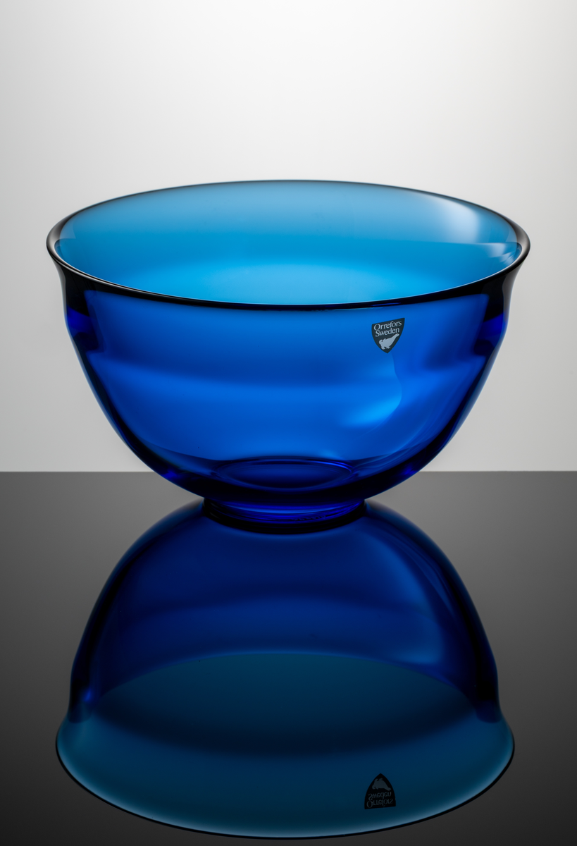 "Jupiter" Formgivare: Lars Hellsten. Skål i blått klarglas, rund form med litet indrag under mynningen.