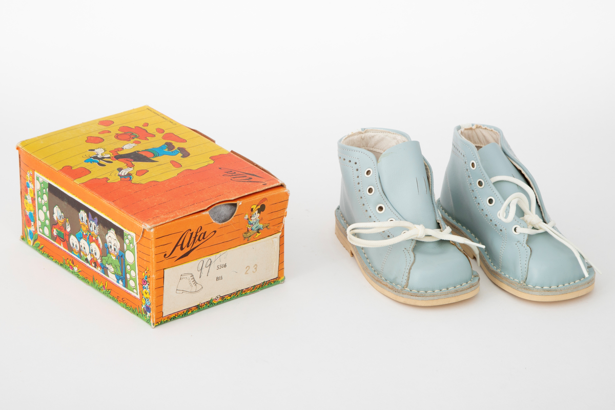 Snøresko til barn i lyseblått skinn med hvite sømmer og hullmønster i sidene. Snøring i 5 x 2 hull med hvite maljer og runde, hvite lisser. Hvit fôr og hvite såler. Originaleske med Disneymotiv følger med.