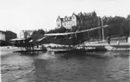 Foto på sjöflygplan stationerade vid en brygga i Sverige tidigt 1900-tal.