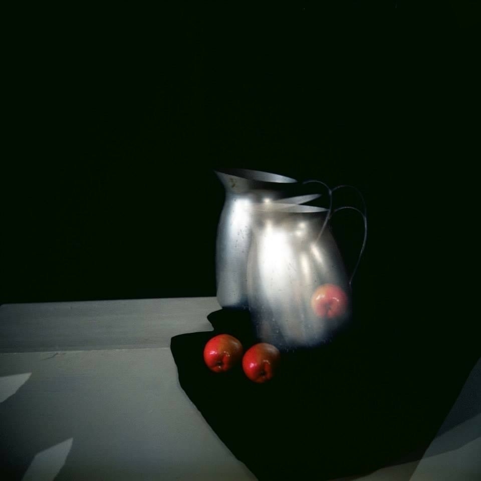 Stilleben av mugge og epler