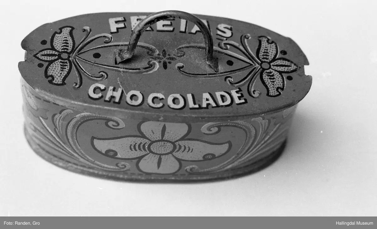 Blekk-boks med lokk, formet som ei tine. Rosemalt. 