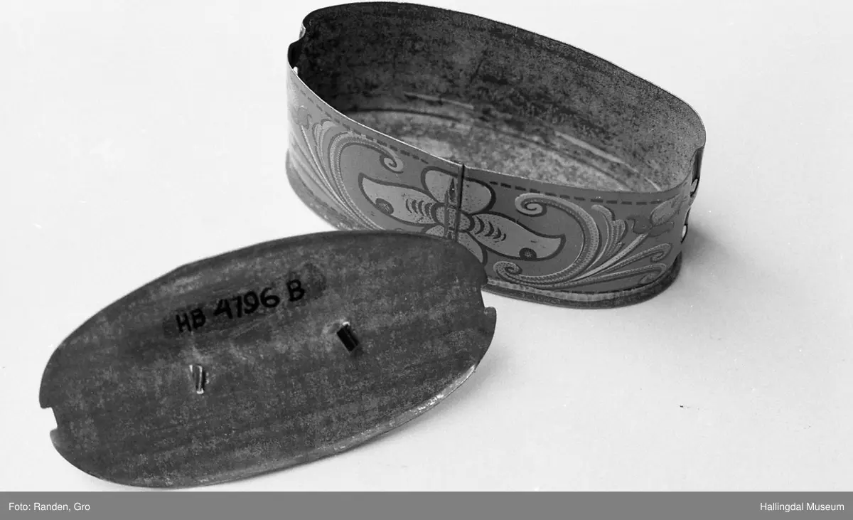 Blekk-boks med lokk, formet som ei tine. Rosemalt. 