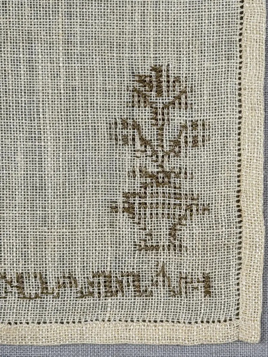 Duk gjord av linneväv med 12tr/cm i tuskaft och broderi utfört med lingarn i korsstygn sydda över två trådar. Duken har 6mm bred dubbelvikt fåll runt om fastsydd med en enkel hålsöm samt raka hörn, vilka är sömmade med kaststygn.
