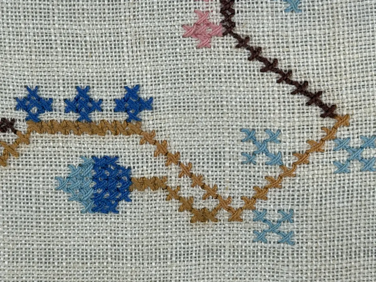 Duk gjord av linneväv med 15tr/cm i tuskaft och broderi utfört med dubbelt bomullsgarn i korsstygn sydda över tre trådar. Duken har 11mm bred dubbelvikt fåll runt om fastsydd med en enkel hålsöm samt sneda hörn, vilka är sömmade med kaststygn.
