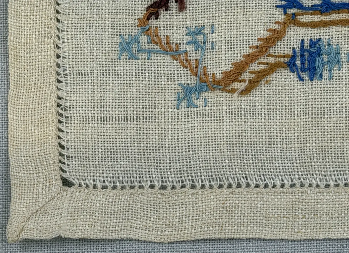 Duk gjord av linneväv med 15tr/cm i tuskaft och broderi utfört med dubbelt bomullsgarn i korsstygn sydda över tre trådar. Duken har 11mm bred dubbelvikt fåll runt om fastsydd med en enkel hålsöm samt sneda hörn, vilka är sömmade med kaststygn.
