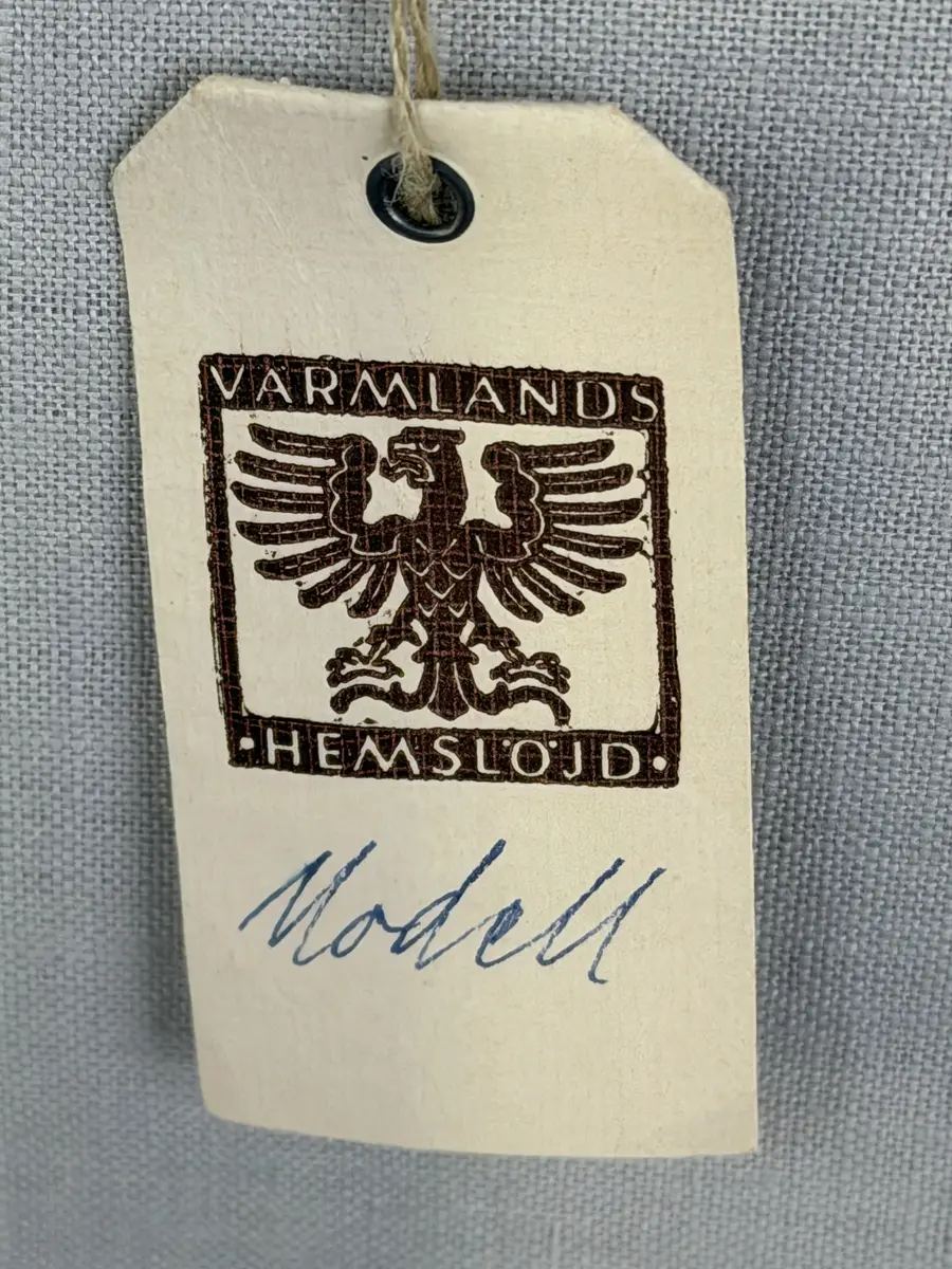 Duk gjord av linneväv med 15tr/cm i tuskaft och broderi utfört med dubbelt bomullsgarn i korsstygn sydda över tre trådar. Duken har 11mm bred dubbelvikt fåll runt om fastsydd med en enkel hålsöm samt sneda hörn, vilka är sömmade med kaststygn.
