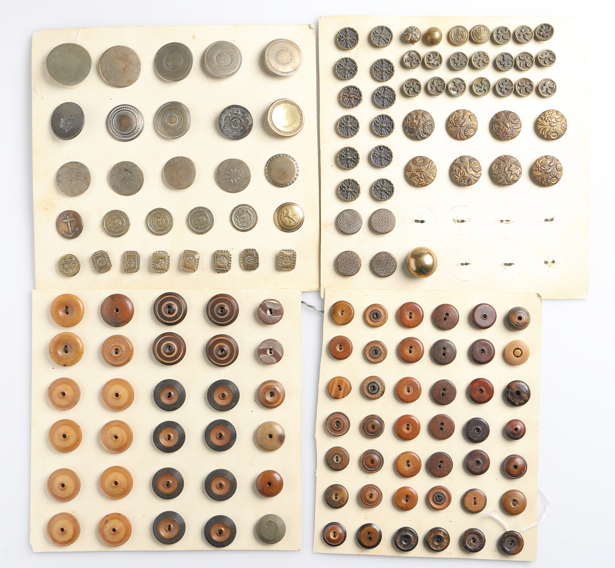 Knappsamling, uppsatt på 16 st. kartongskivor. Knappar av olika modeller och material.
Inskrivet i huvudkatalog 1919.