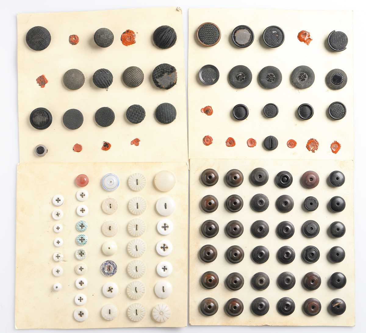 Knappsamling, uppsatt på 16 st. kartongskivor. Knappar av olika modeller och material.
Inskrivet i huvudkatalog 1919.