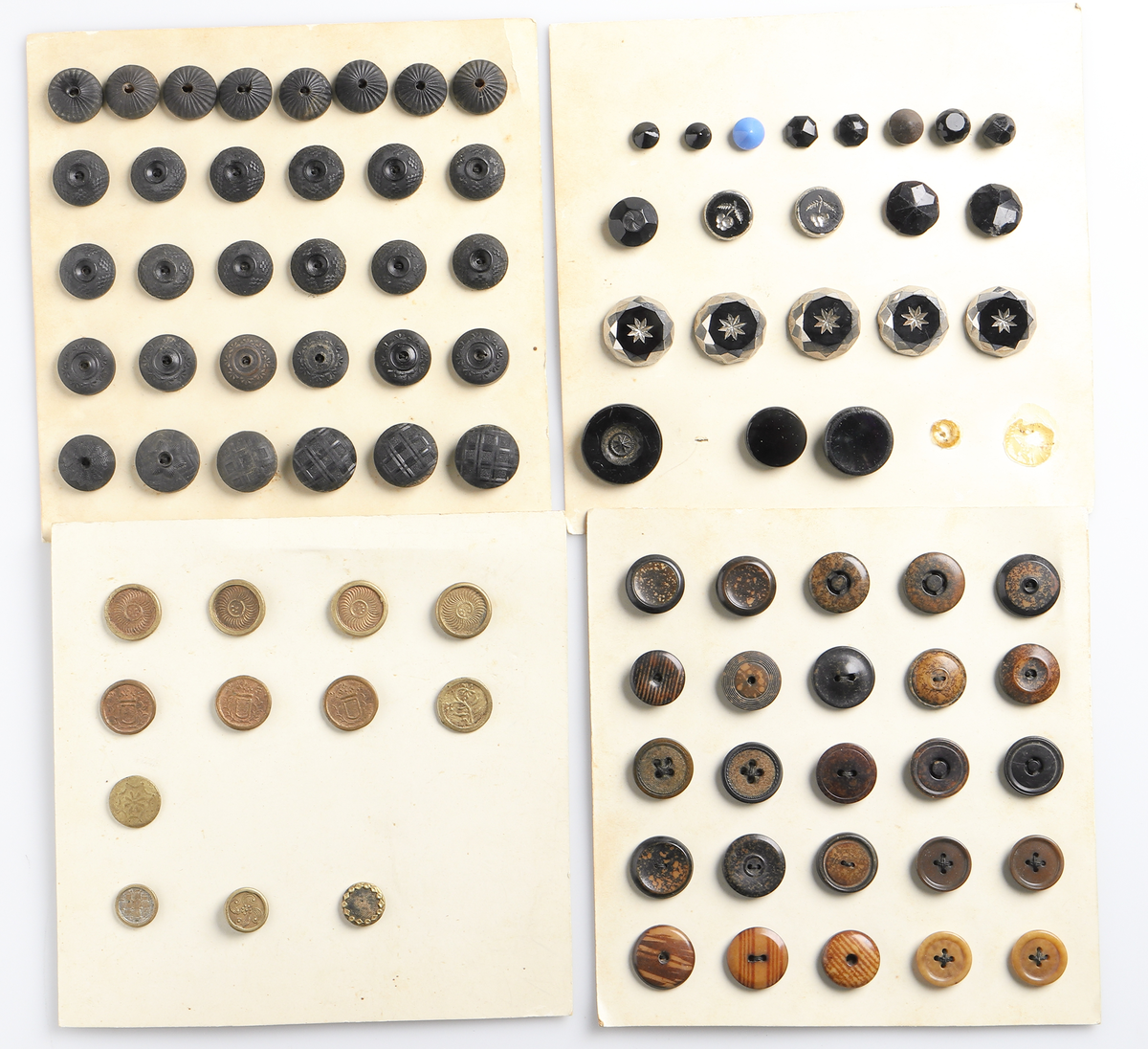 Knappsamling, uppsatt på 16 st. kartongskivor. Knappar av olika modeller och material.
Inskrivet i huvudkatalog 1919.