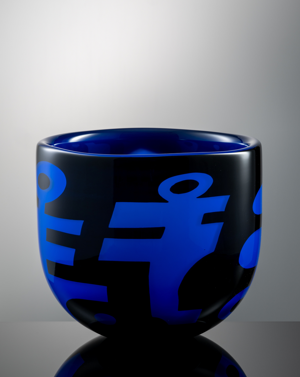 Graalskål med ovoid form. Utförd med ett grafiskt svart mönster mot blå fond.
Formgivare: Lars Hellsten.