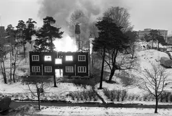 Brandkåren eldar upp fastighet på Nynäsvägen 14