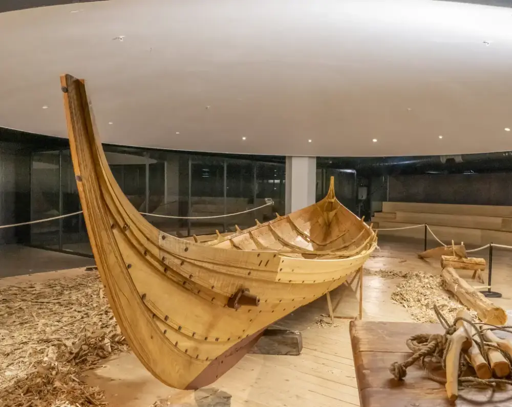 En ferdigbygd rekonstruksjon av Gokstadbåten. 