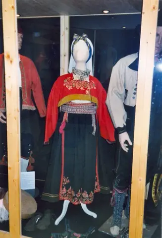 12 bilde frå museumsutstillinga i 2002