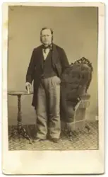 Porträtt på en man i helfigur.