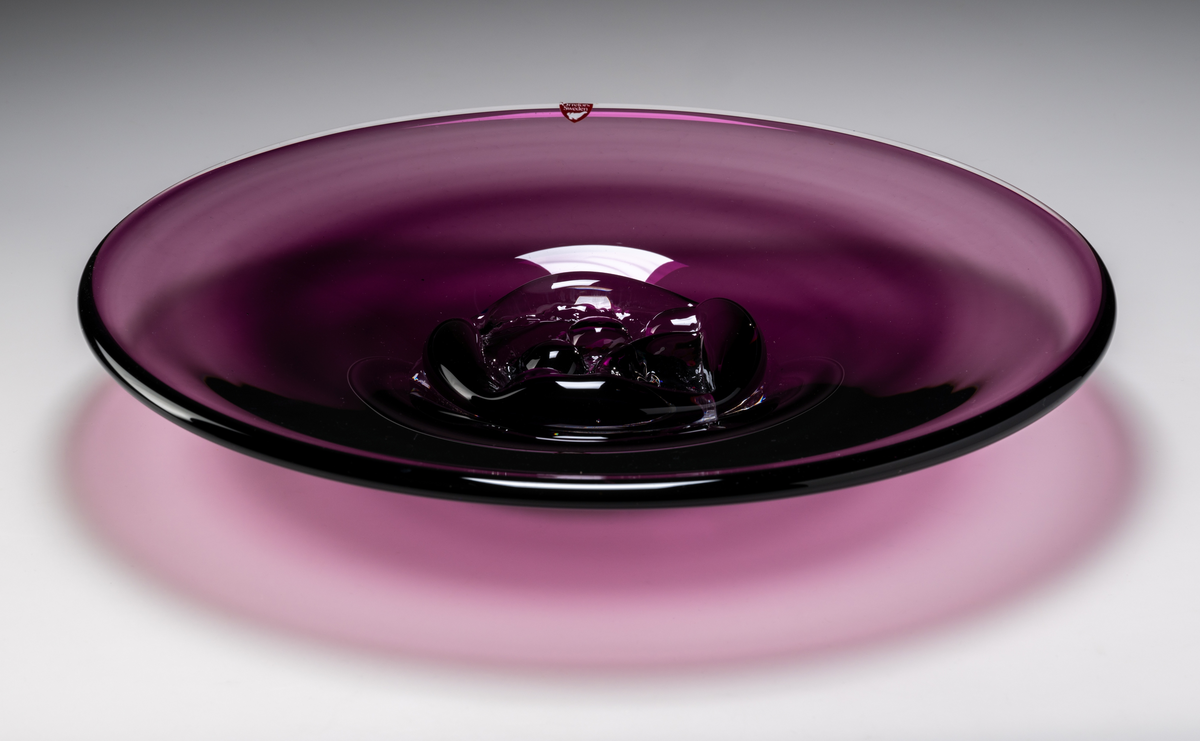 Formgivare: Lars Hellsten. Fat i vinröd nyans. Rund klockform med sigill i mitten.