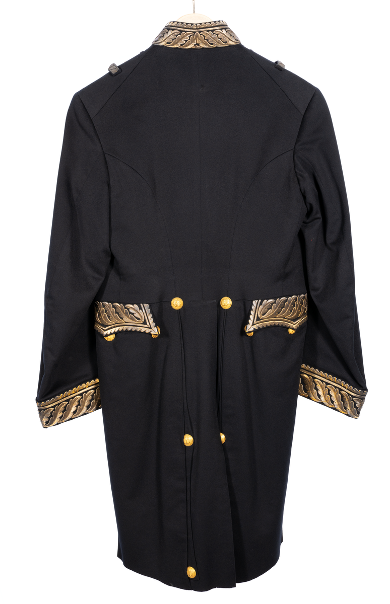 Amiralsfrack med vitt sidenfoder i ryggen samt kläde på slag och skört. Krage, ärmar och ficklock med generalsgalon. En innerficka, två bakfickor. 8 förgyllda knappar med ankare och tre kronor. Fyra knapphål på var sida. I skörten sex knappar och tre på vardera ficklocket.