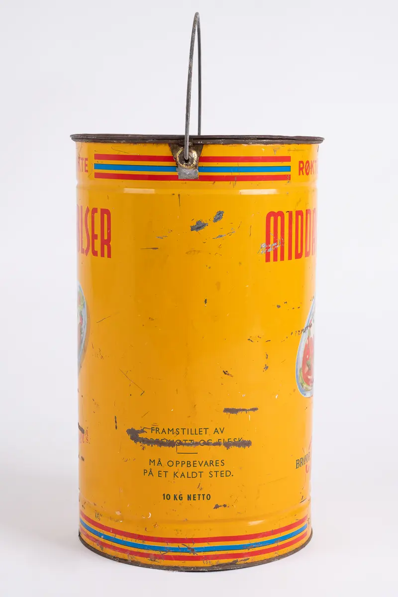 Spann. Sylinderformet. Emaljert blikkmetall. Lokk med riller. Fleksibel bøylehank i metall. Illustrasjon på 2 sider av serveringsfat med pølser. Skrift.