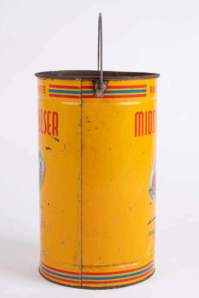 Spann. Sylinderformet. Emaljert blikkmetall. Lokk med riller. Fleksibel bøylehank i metall. Illustrasjon på 2 sider av serveringsfat med pølser. Skrift.