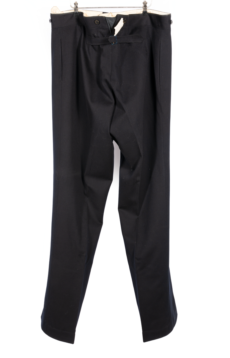 Sjöofficersbyxor med slejf i ryggen. Fodrade med vitt tyg. Har tillhört Kung Oscar II.