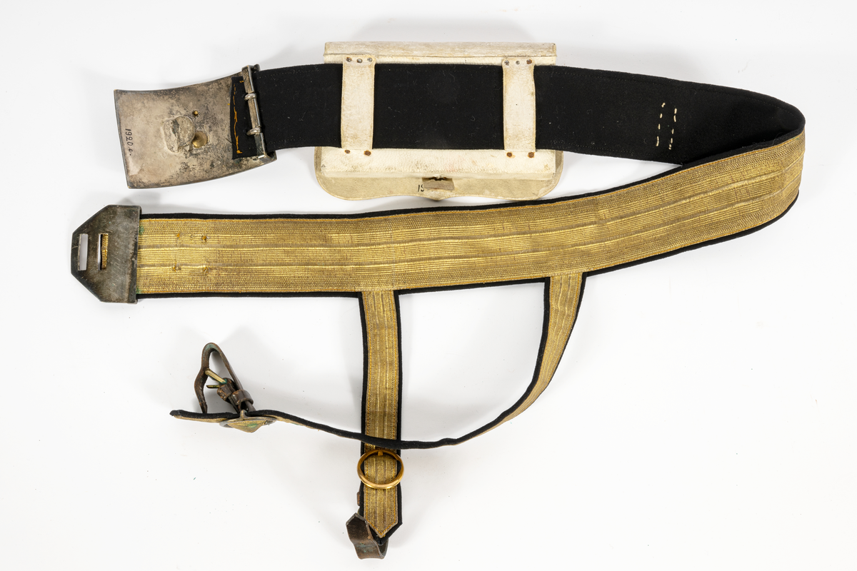 Skärp, bred guldgalon, med korta, sabelremmar av guldgalon, allt fodrat å svart kläde. Spänne av  försilvrad plåt med krönt litet riksvapen omgivet av lejon, förgyllt. Små läderremmar med mässingssöljor för fäste  till sabeln. Tillhörande kartusch/sabeltaska, attrapp, av vitt kalvskinn.