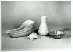 Vas, sköldpadda och skålar från Bo Fajans, omkring 1900-talets mitt. Sjö och havstema.