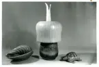 Vas, skål och sköldpadda från Bo Fajans, omkring 1900-talets mitt. Sjö och havstema.