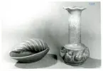 Snäckformad skål samt en vas med snäckor från Bo Fajans, omkring 1900-talets mitt. Sjö och havstema.