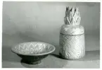Skål samt annannasformad burk med lock (D308) från Bo Fajans, omkring 1900-talets mitt.