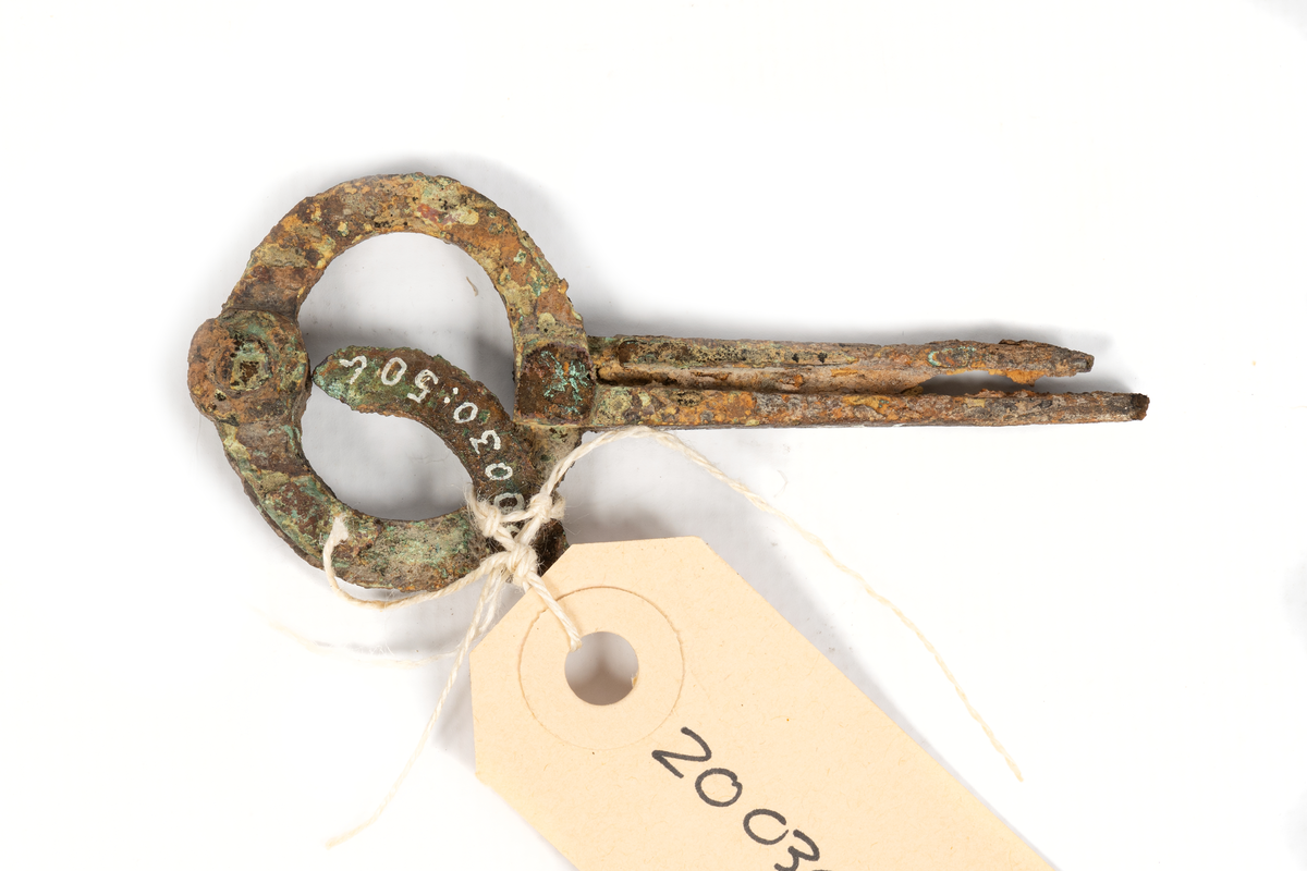 Tre stycken från vraket "Fula gubben", förlist på 1730-talet vid Huvudskär i stockholms skärgård.
a) intakt, b) med lös bit ur "bygeln", c) fästen för stiften saknas.