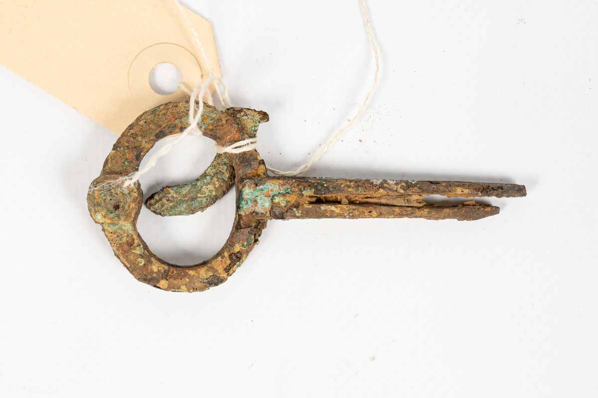 Tre stycken från vraket "Fula gubben", förlist på 1730-talet vid Huvudskär i stockholms skärgård.
a) intakt, b) med lös bit ur "bygeln", c) fästen för stiften saknas.