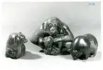 Figuriner, två björnar och en apa från Bo Fajans, formgivare Stig Blomberg, omkring 1900-talets mitt. Inför Bo Fajans jubileumsutställning 1949.