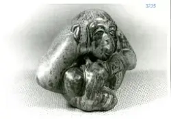 Apfigurin från Bo Fajans, formgivare Stig Blomberg, omkring 