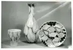 Vas, bägare och fat från Bo Fajans, formgivare Maud Fredin-Fredholm, omkring 1900-talets mitt.