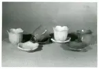 Skålar med fat från Bo Fajans, omkring 1900-talets mitt.