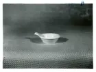 Serveringsskål med handtag från Bo Fajans, omkring 1900-talets mitt.