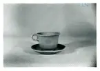 Te-/Kaffekopp med fat från Bo Fajans, omkring 1900-talets mitt.