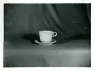 Te-/Kaffekopp med fat från Bo Fajans, omkring 1900-talets mitt.