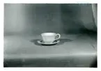 Te-/Kaffekopp med fat från Bo Fajans, omkring 1900-talets mitt.