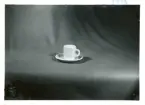 Te-/Kaffekopp med fat från Bo Fajans, omkring 1900-talets mitt.