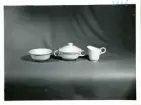 Skålar samt tilbringare från Bo Fajans, omkring 1900-talets mitt.