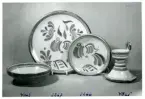 Skål, fat, assiett samt ljusstake från Bo Fajans, formgivare Eva Jancke-Björk, omkring 1900-talets mitt.