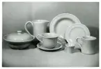 Servis från Bo Fajans, omkring 1900-talets mitt. Karott, tillbringare, kopp med fat, äggkopp, fat, asisett samt mugg.