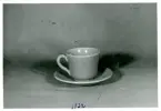 Te-/kaffekopp med fat från Bo Fajans, omkring 1900-talets mitt.