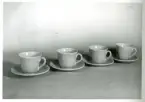 Te-/kaffekoppar med fat från Bo Fajans, omkring 1900-talets mitt.