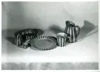 Servis från Bo Fajans, formgivare Berit Ternell, omkring 1900-talets mitt. Marmelafdburk, skål, äggkopp, fat, mugg och kanna.