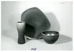 Vas, fat samt skål från Bo Fajans, formgivare Berit Ternell, omkring 1900-talets mitt.