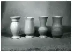 Tre vaser samt en bägare från Bo Fajans, formgivna av Allan Ebeling och Ewald Dahlskog, 1900-talets första halva.