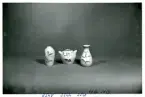 Miniatyrer med dekor HG samt HO från Bo Fajans, formgivare Eva Jancke-Björk, omkring 1900-talets mitt.