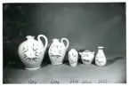 Två likörkrus samt tre miniatyrvaser från Bo Fajans, formgivna av Allan Ebeling och Eva Jancke-Björk, 1900-talets första halva.